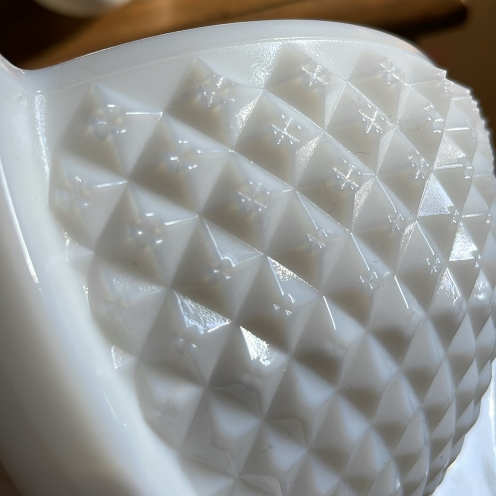 🌎Milk Glass Ash Tray Large Round Tri Footed  🌎(1G) - Picture 5 of 7